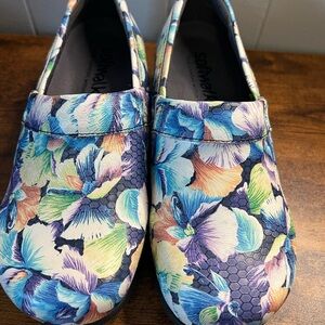 NWOT Women's Size 6 1/2 Softwalk Tropical Floral Meridith Clogs, RARE